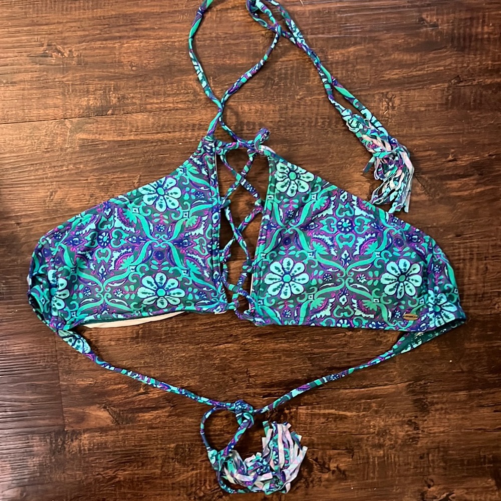 O’Neill. Bikini top. L.